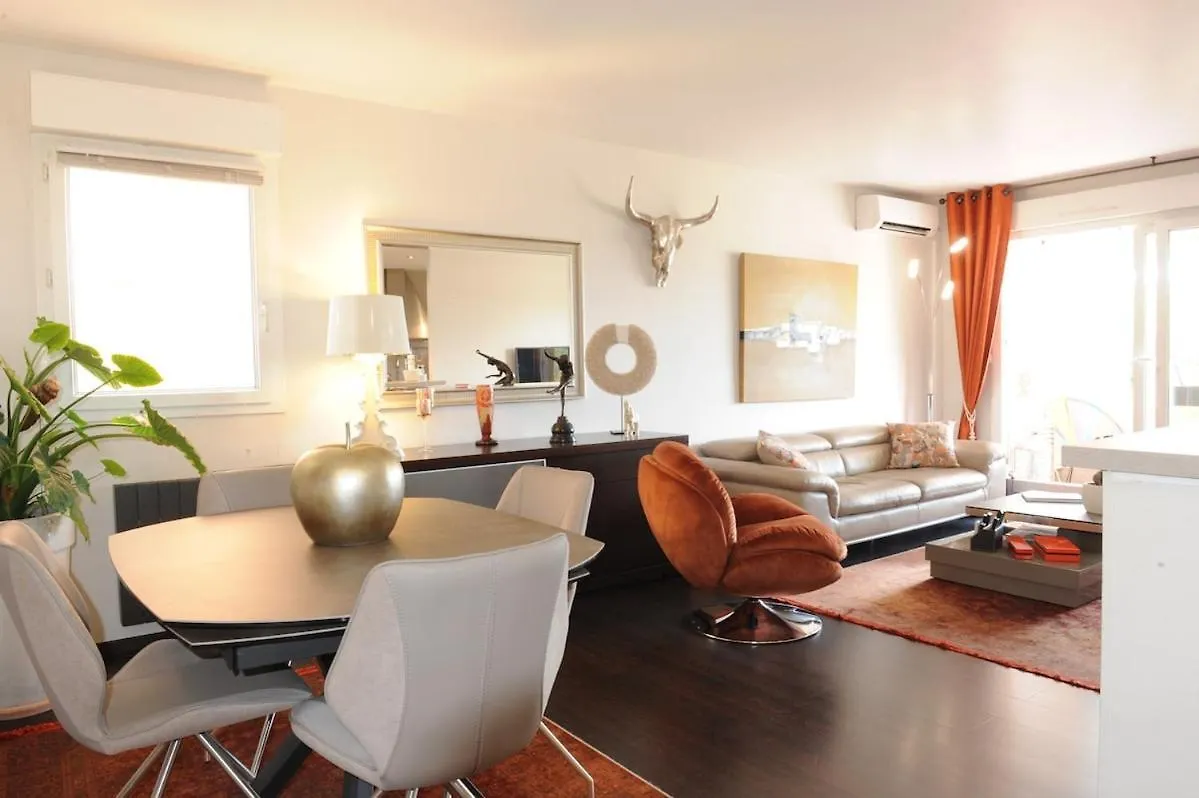 Apartment In Park With Pool Cannes