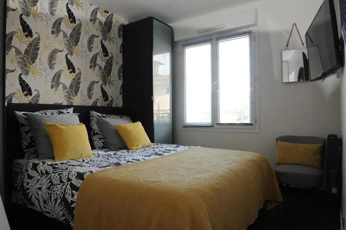 Apartment In Park With Pool Cannes
